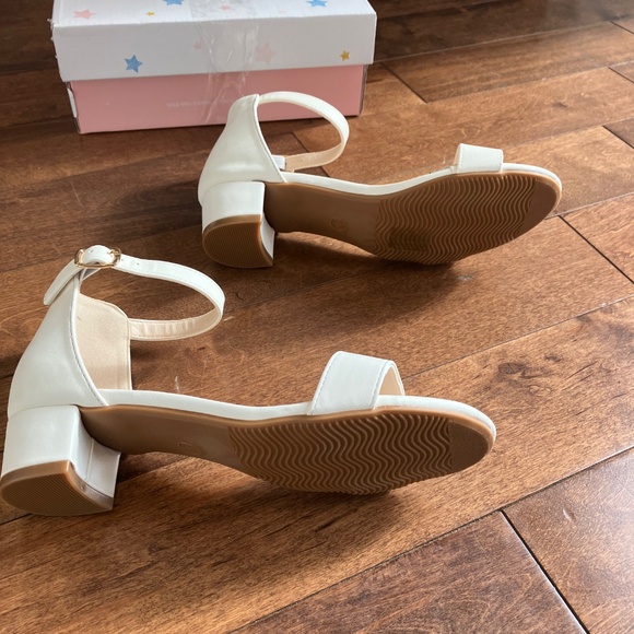 Girls White Heeled Dress Shoes - Picture 3 of 7